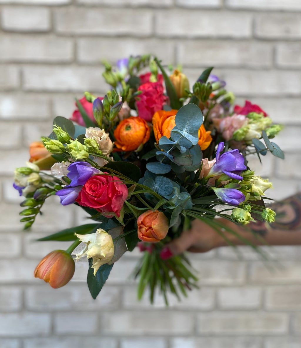 Extra floral happiness – large flower subscription